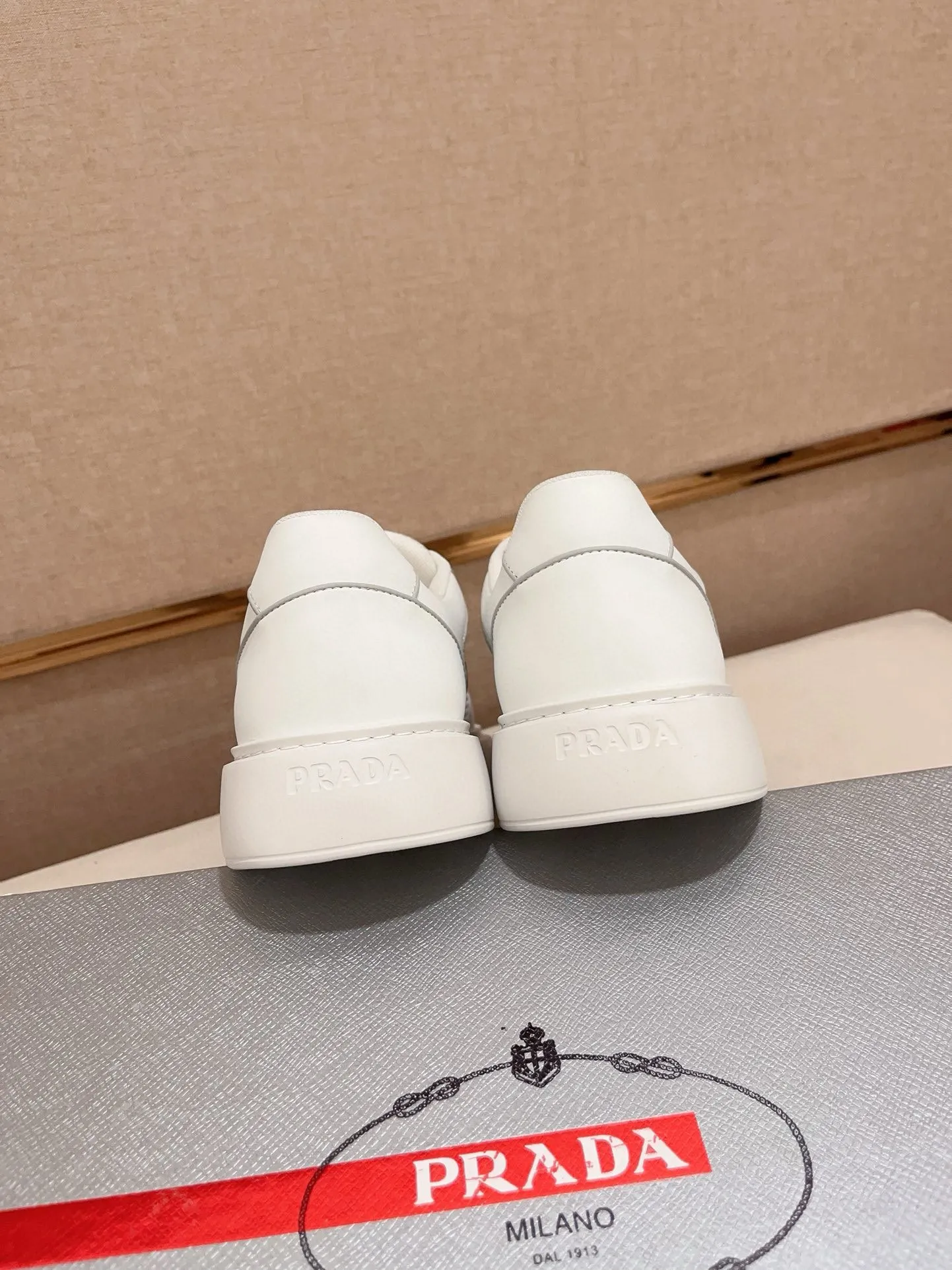 Men's shoes 💰 580💰 ✔️✔️✔️High-quality new PRADA counters are launched at the same time. The new men's shoes and 😘fabrics are selected from first-layer cowhide and are made by pure handicrafts. Lining: Full cowhide lining. 👍🏿 High-end ☄️ air-cushion molded anti-slip rubber outsole, exquisite lines, simple and elegant, comfortable and high-end for leisure travel. Code number: 38 to 44 (45 can be customized)